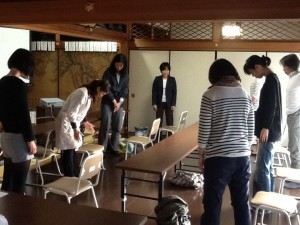 まずは椅子を使って簡単な動きのヨガから…